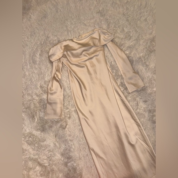 NEW Significant Other Nadia Off the Shoulder Long Sleeve Satin Maxi Dress sz 4 - Picture 4 of 7